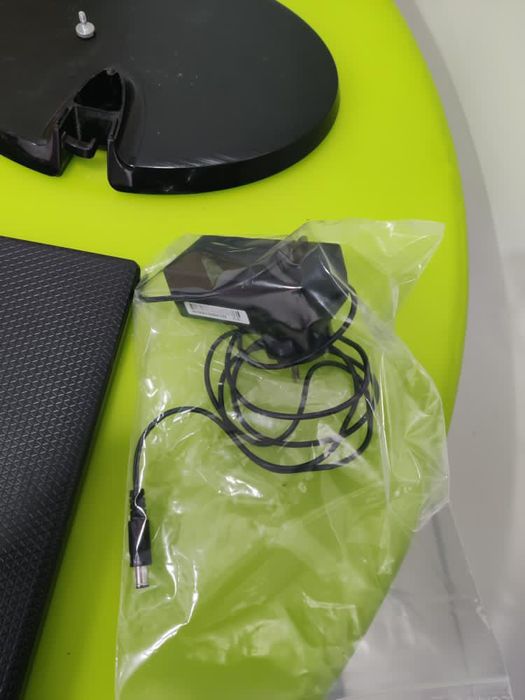 Monitor LG com cabo carregador e a funcionar