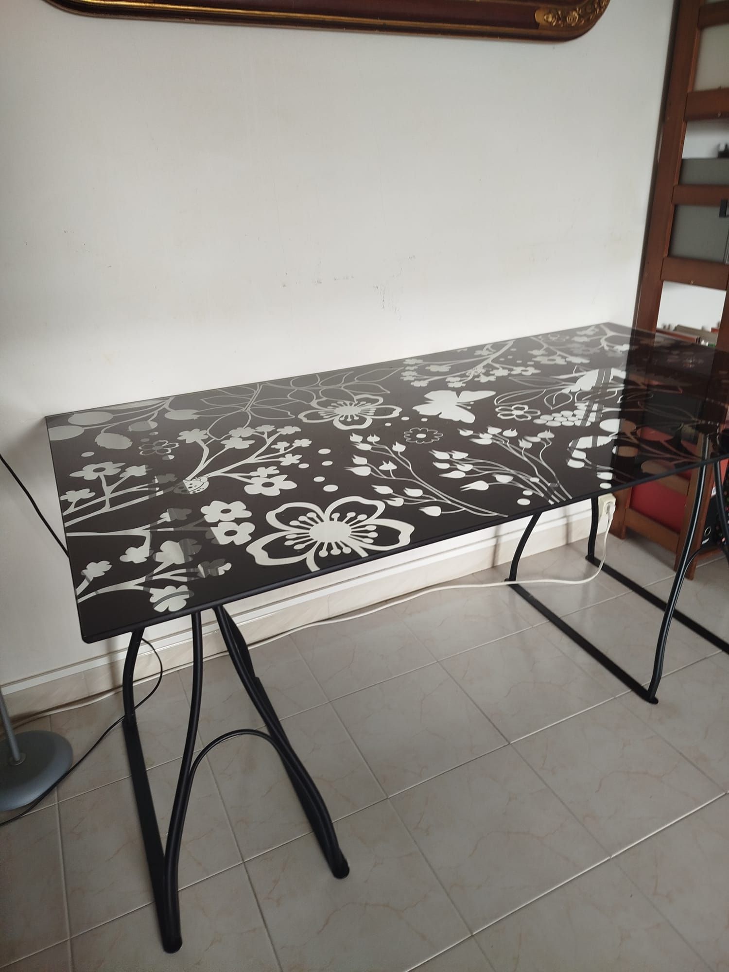 Mesa em vidro com motivos