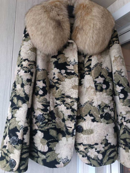 Елегантне коротке пальто з натульним хутром