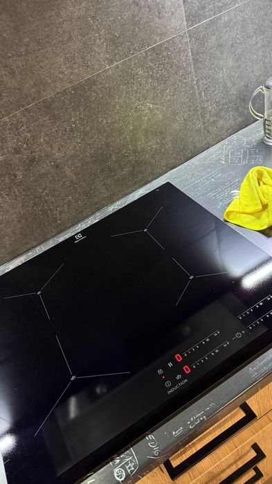 Індукційна поверхня Electrolux