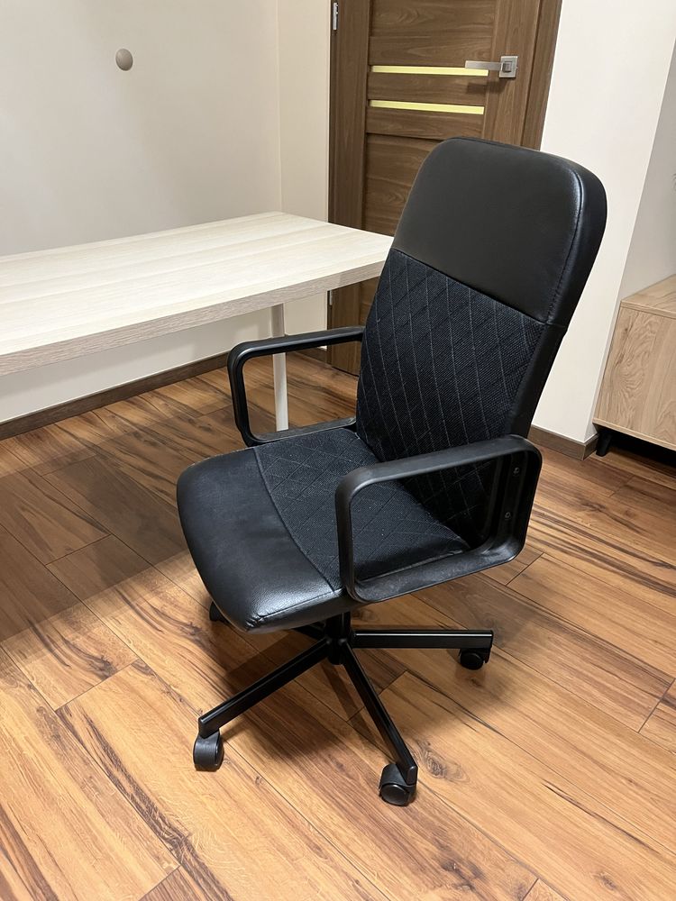 Krzeslo biurowe obrotowe czarne Ikea