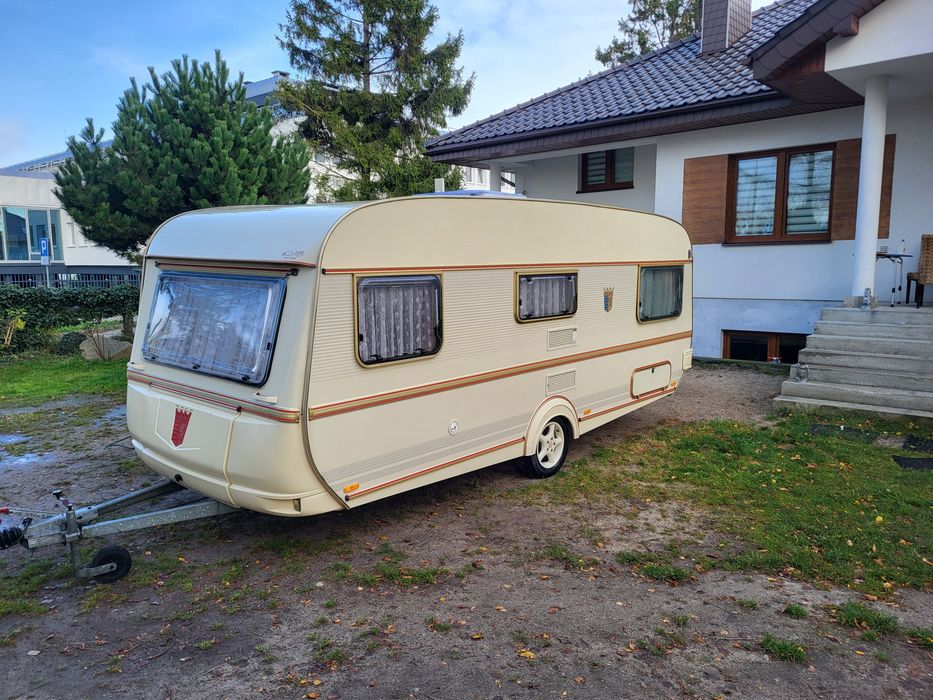 Piękna zadbana przyczepa z ciepłą wodą namiotem i łóżkiem małżeńskim