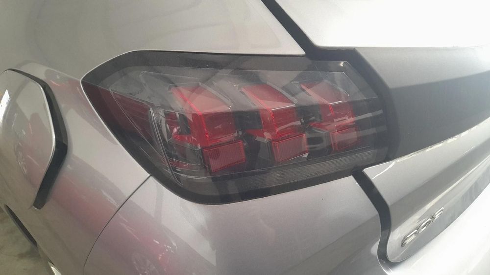 Farolim esquerdo PEUGEOT 208 II