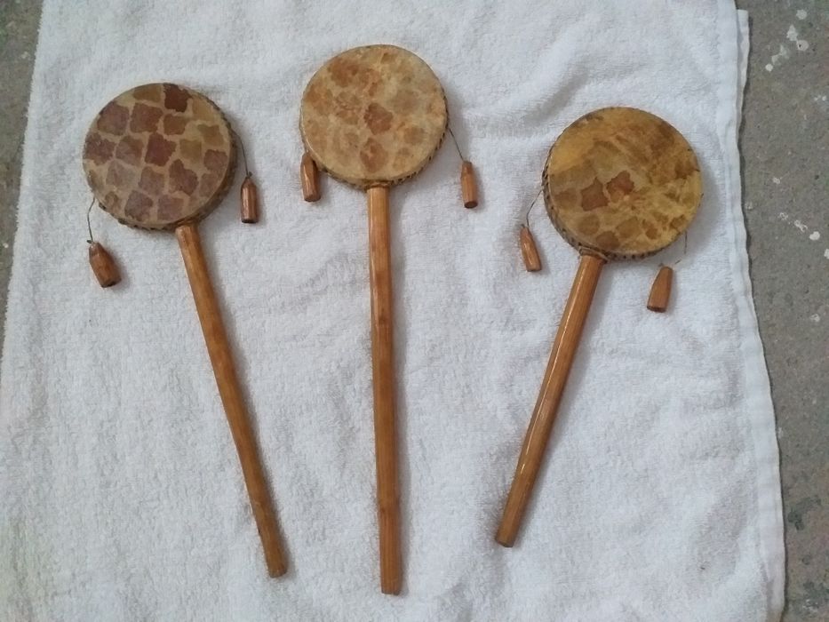 Pandeiretas de três tamanhos estão em bom estado