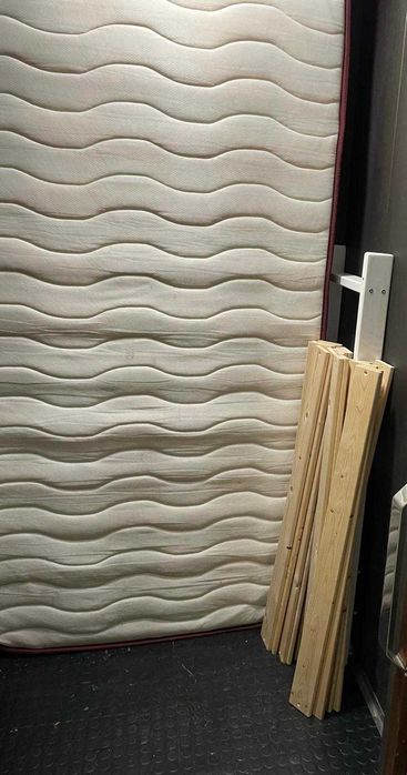 Cama branca e colchão solteito