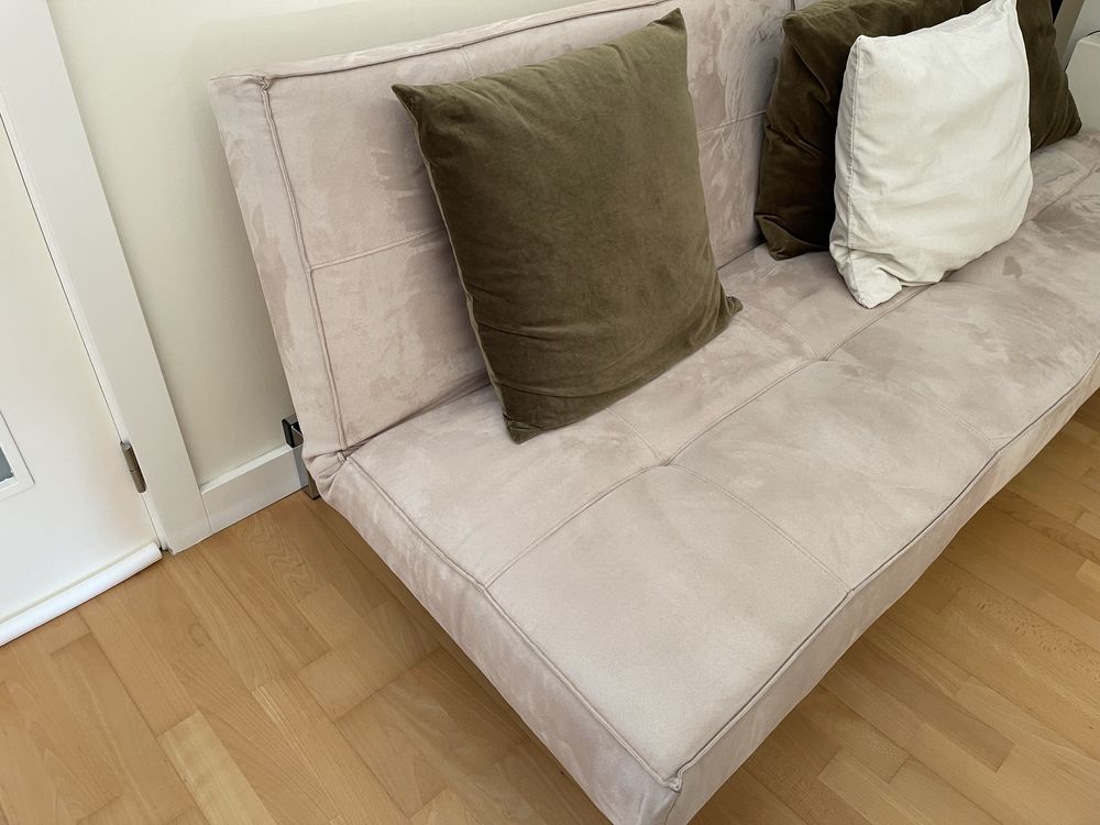 Sofá-cama bege da AREA