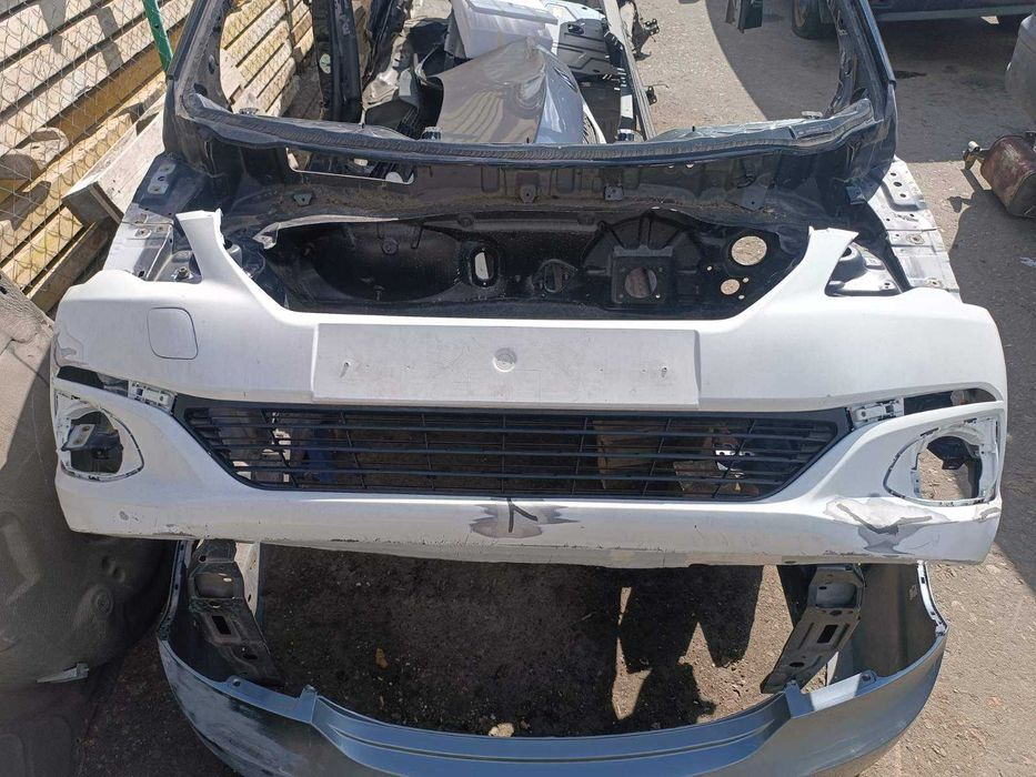 Передний бампер на PEUGEOT 301
