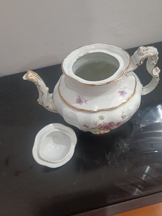 Bule decorativo de porcelana.