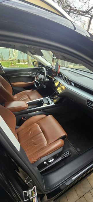 продж авто Audi e-tron