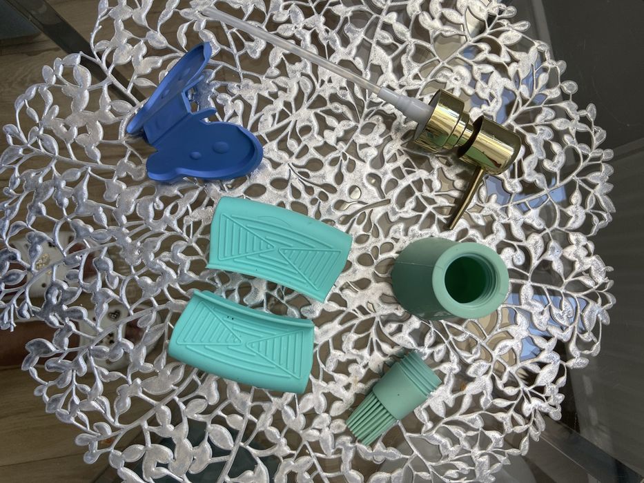 Zestaw - silikonowe uchwyty do garnków, pojemnik na olej, oliwę