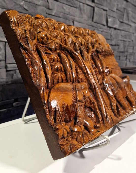 Ręcznie rzeźbiona płaskorzeźba 3D z drewna – słonie w dżungli