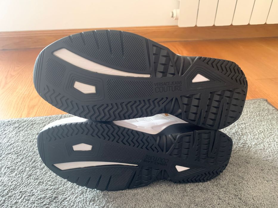 Sapatilhas marca Versace Jeans Couture, brancas e douradas, tamanho 39