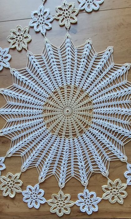 Bieżnik robiony na szydełku