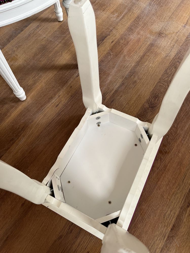 Antyczne krzesła ze stołkiem