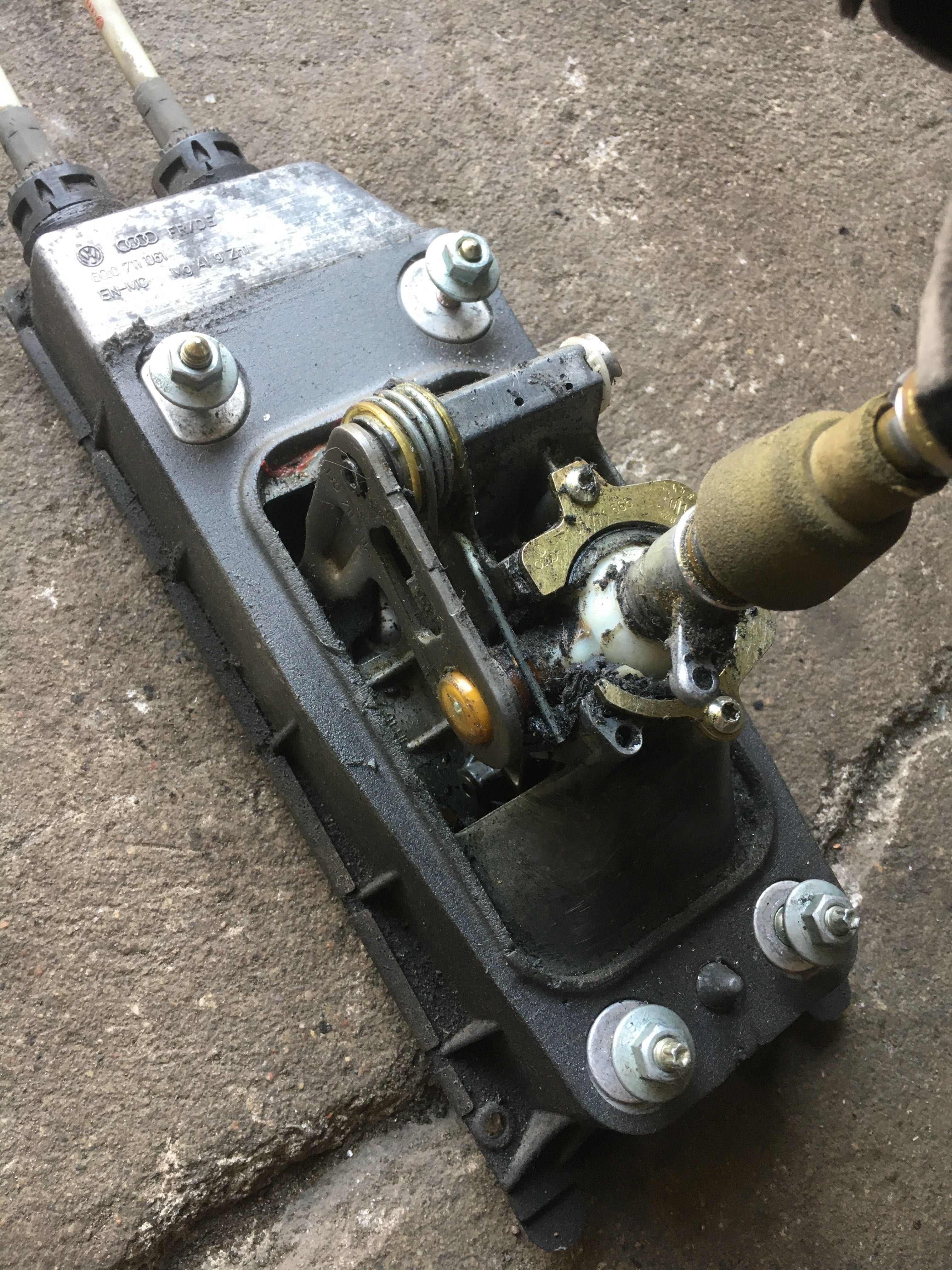 VW Polo IV 9N - wybierak skrzyni biegów