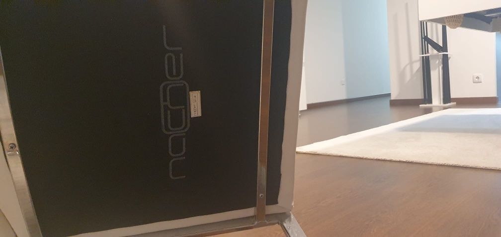 Cadeiras brancas e pernas em inox.