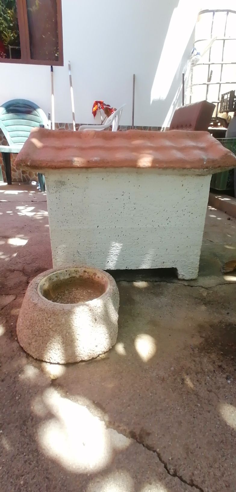 Casota cão 54x50x42 + comedouro de cimento