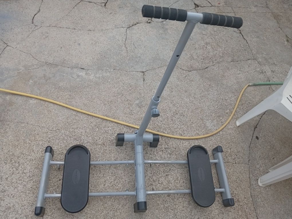 Máquina para exercitar pernas e glúteos