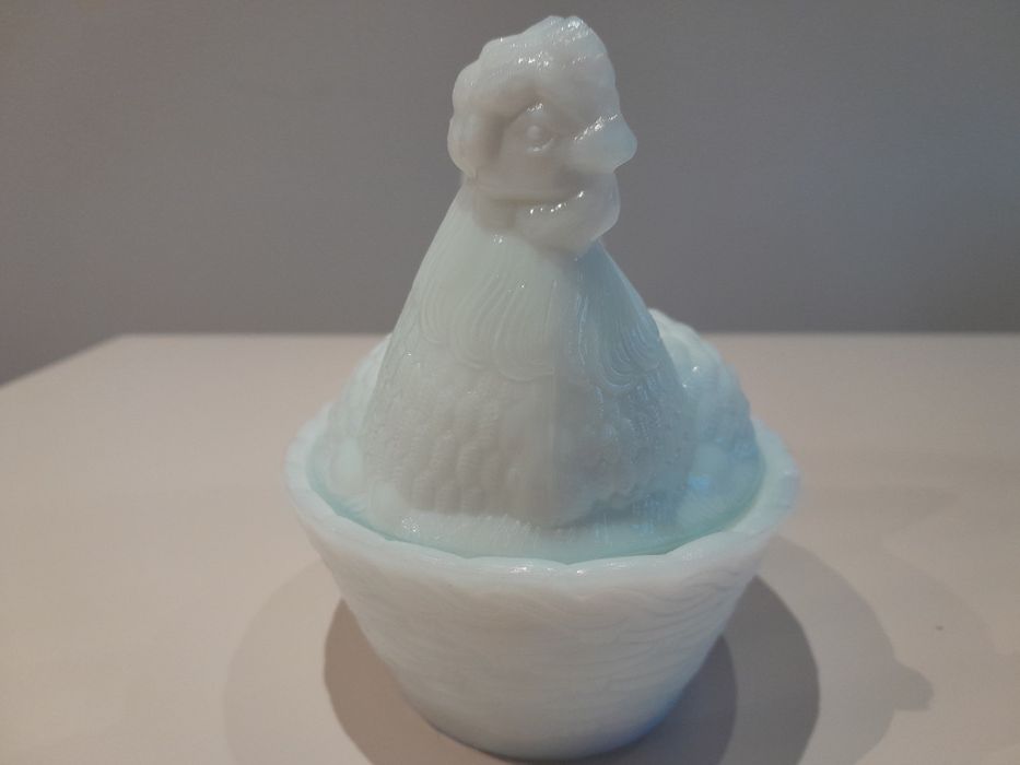 Kultowa kura z porcelany