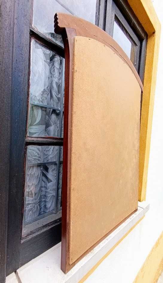Espelho biselado com moldura em madeira maciça