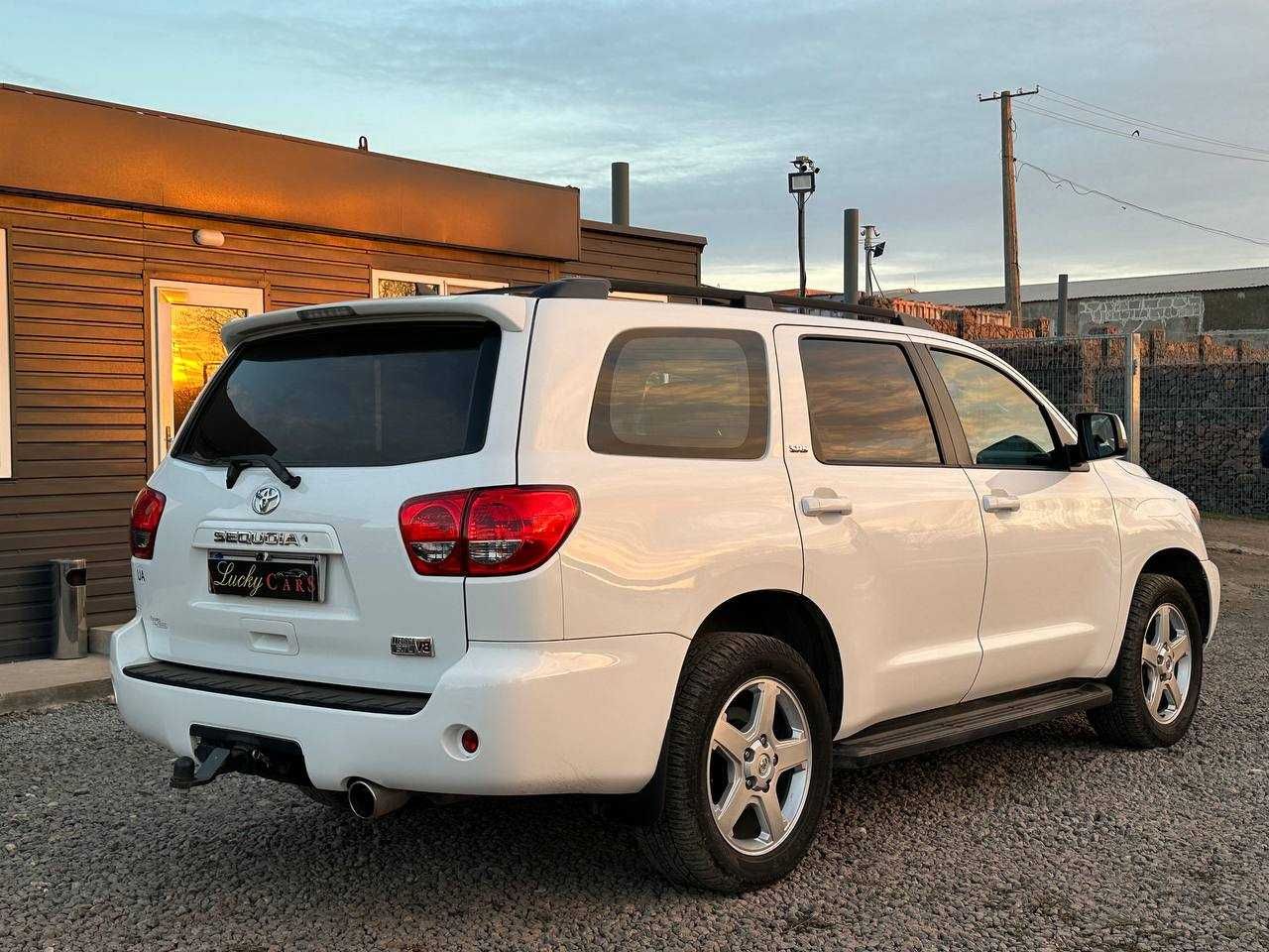 Авто Toyota Sequoia 2013