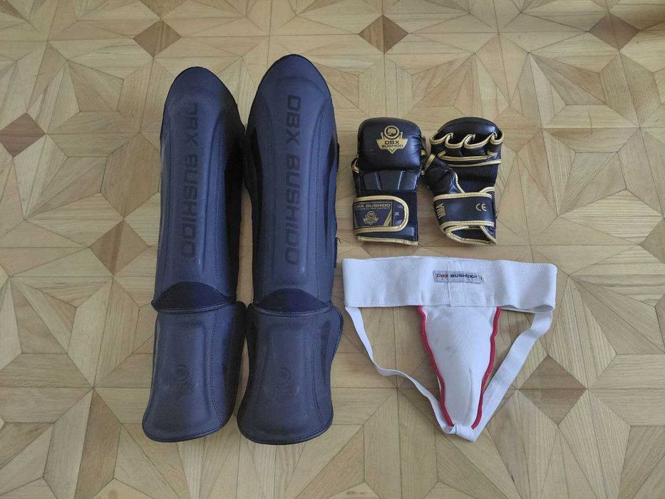 Zestaw sprzętu do sportów walki / rękawice i nagolenniki