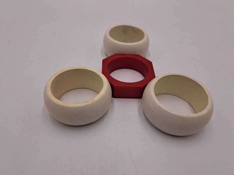 Pierścienie obrączki na serwetki ringi 3 drewniane białe 1 czerwony