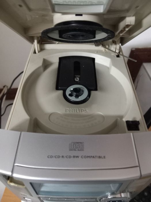 Aparelho de música Philips (avariado) + 2 colunas