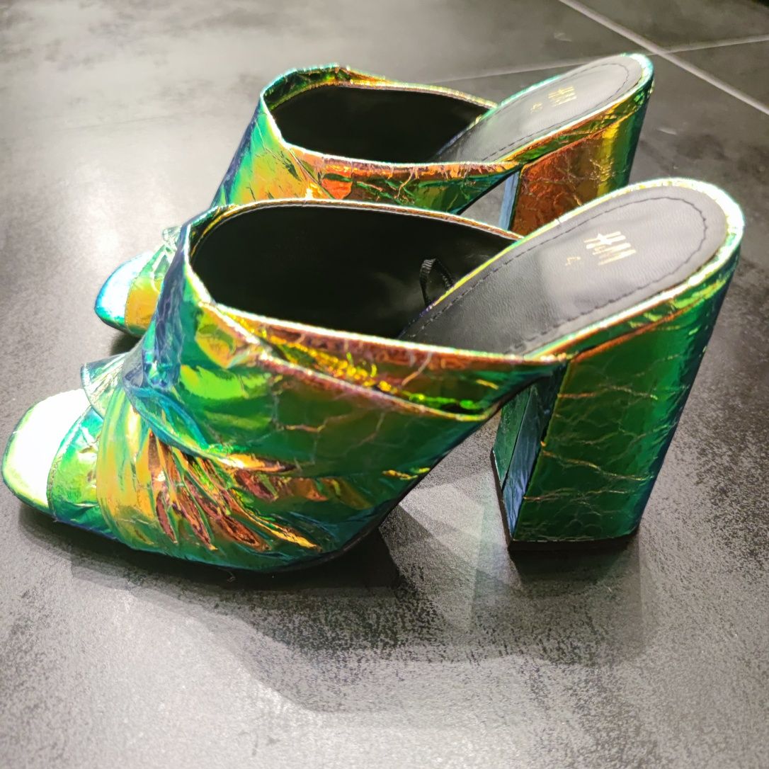 Designerskie przepiękne wielobarwne holograficzne sandały H&M.