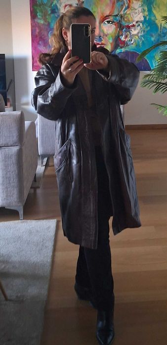 Casaco comprido em pele castanha com capuz de pêlo