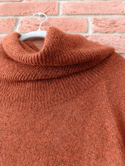 Sukienka sweterkowa w kolorze miedzianym długa