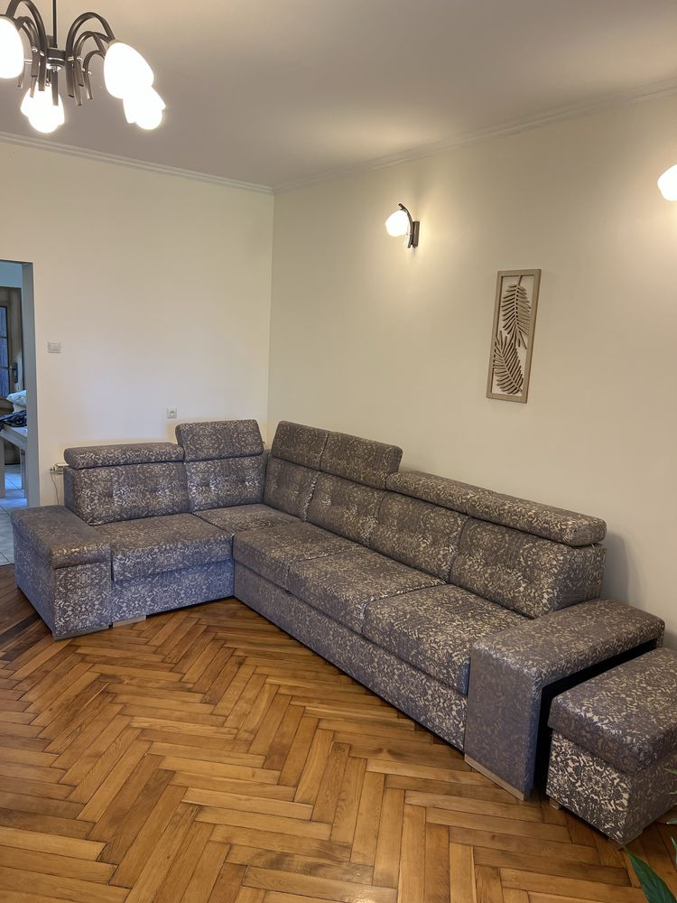 Duży narożnik z funkcją spania – wygodny, zadbany, z pufą