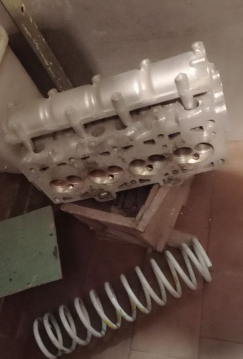 Головка блоку циліндрів двигуна