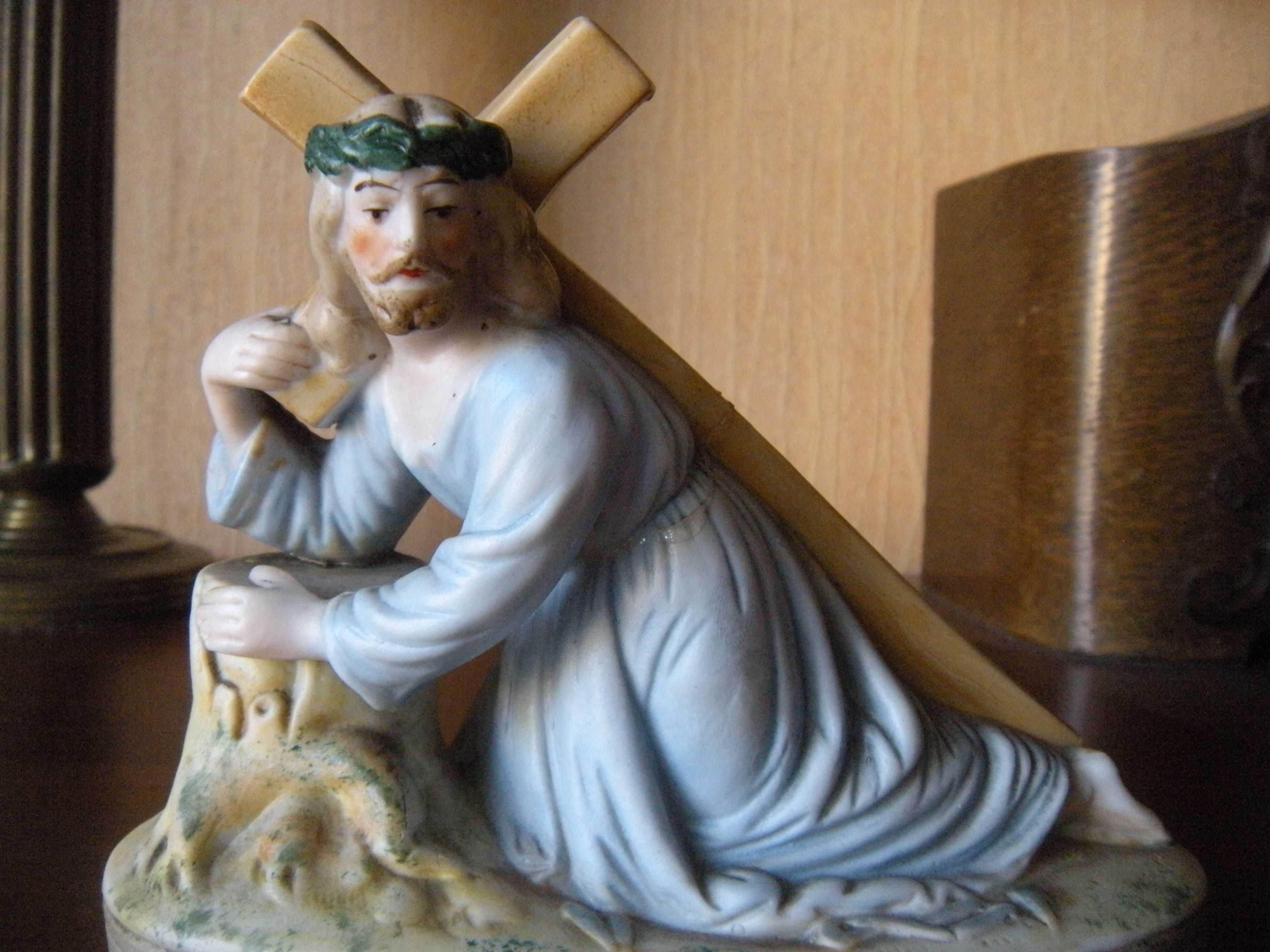 stara figurka Jezus Chrystus krzyż porcelana biskwit