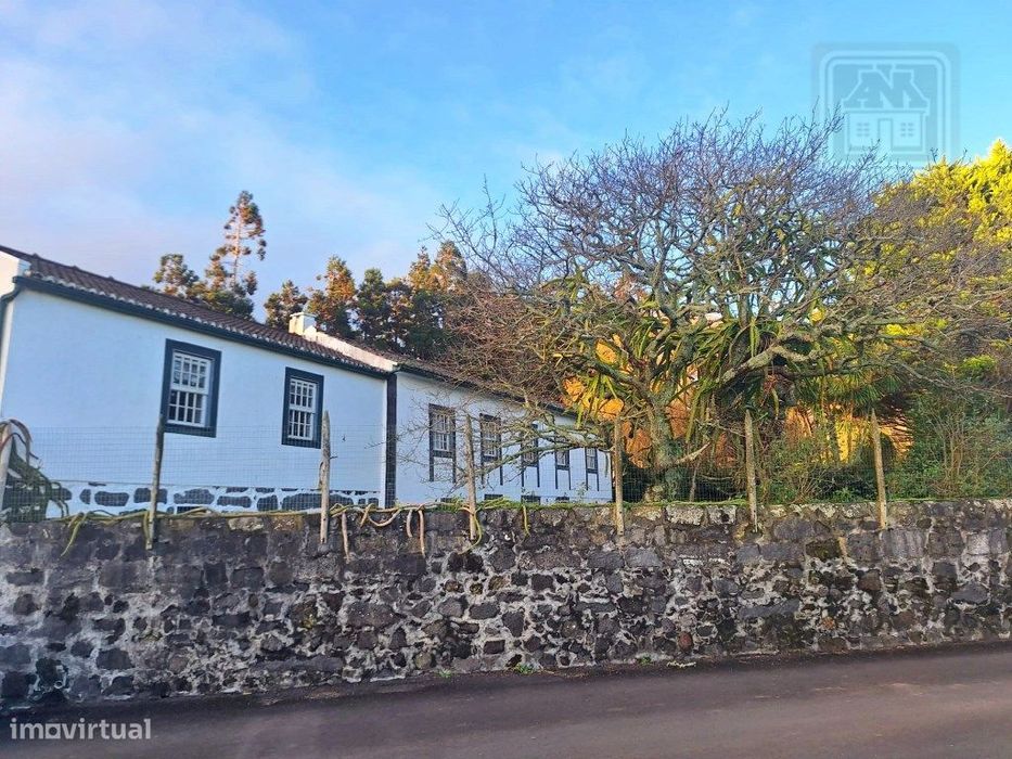 Venda De Ampla Moradia Isolada Com Vasto Jardim E Terreno - Horta, ...
