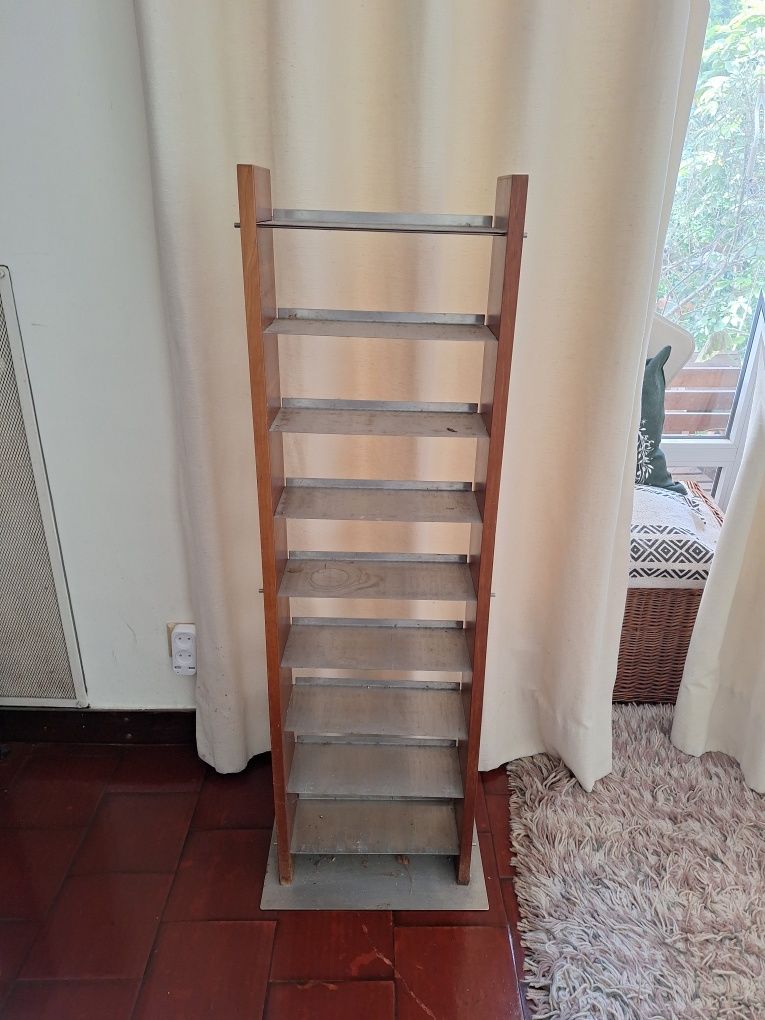Movel com 9 estantes de madeira e metal.