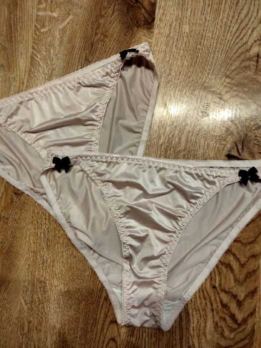 Різні в фото,шикарні трусики,атласні,трикотажні.Маю багато білизни.