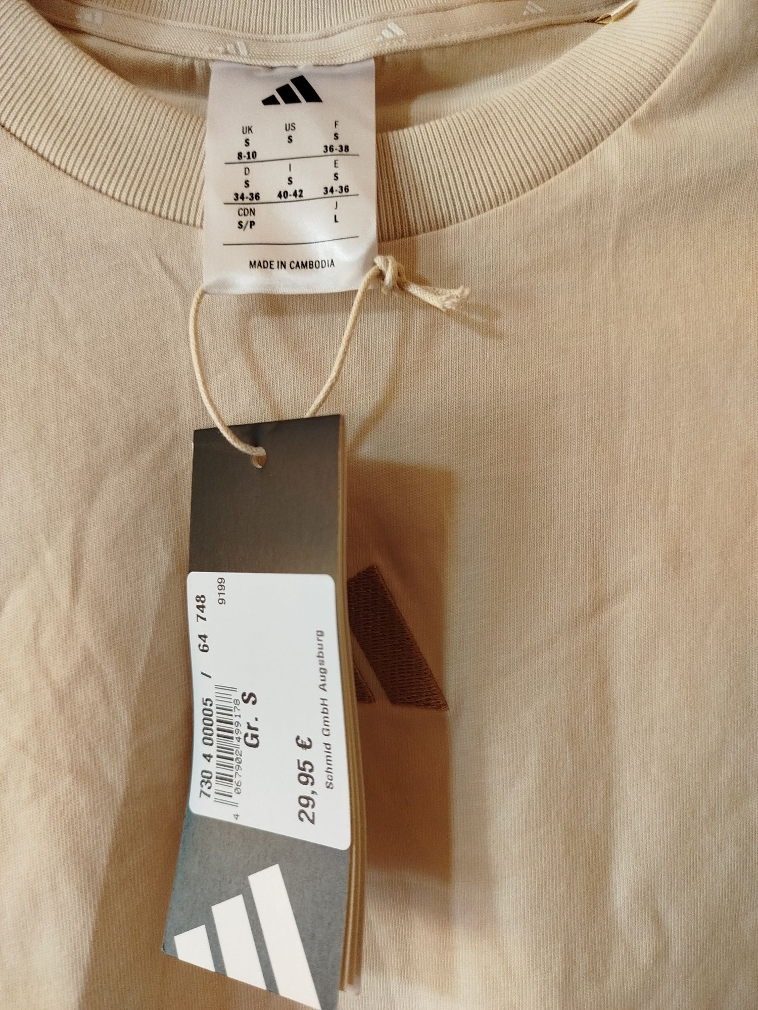 Женский костюм фирмы Adidas.