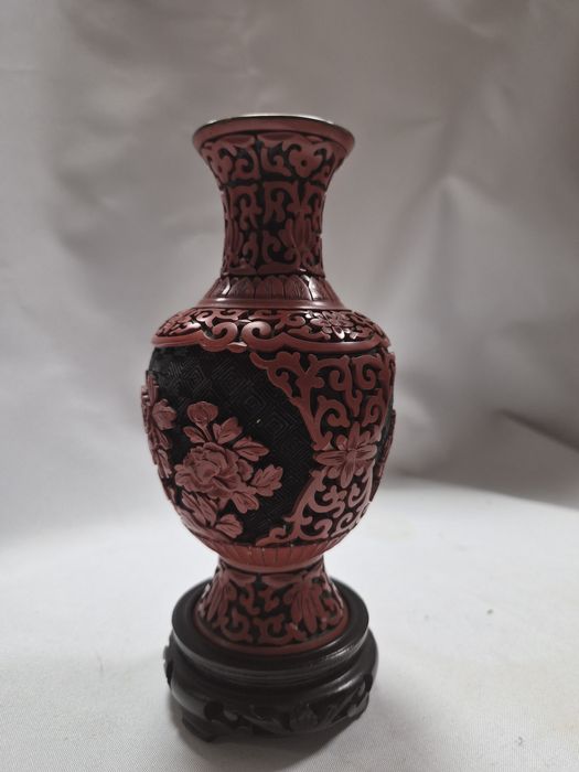 Chiński wazon z laki/mosiądzu