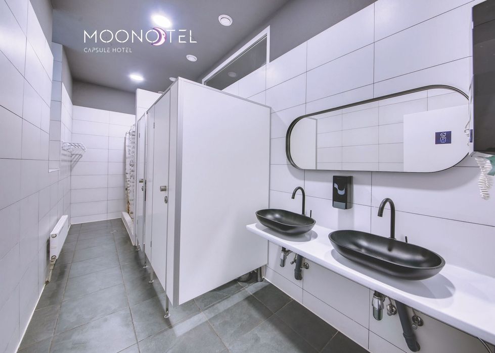 Фасадное помещение на Андреевском спуске в Киеве с действующим отелем