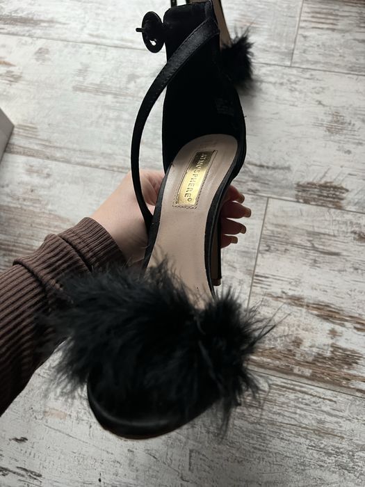 Босоніжки з пухшком