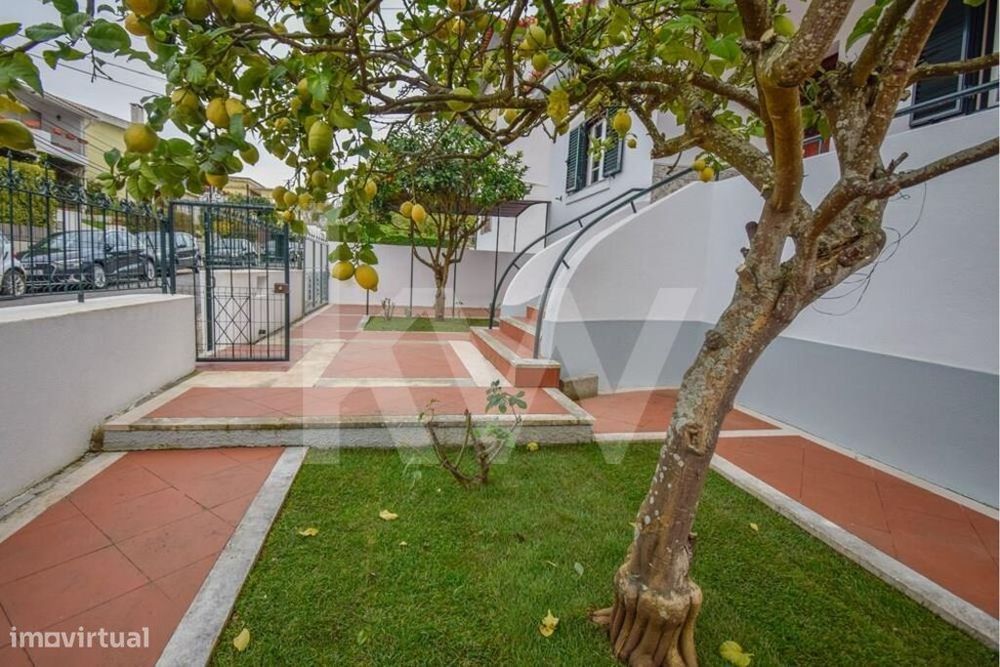 Vende-Se Moradia T5 Independente Centro De Carcavelos