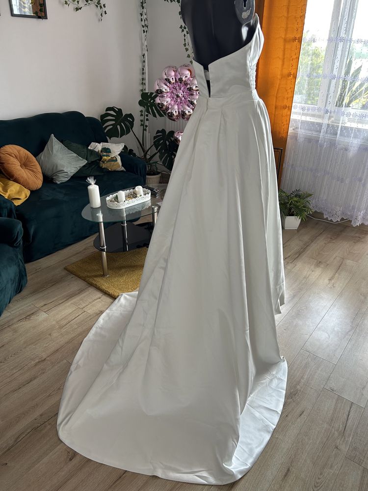 Suknia ślubna z odpinanym trenem
