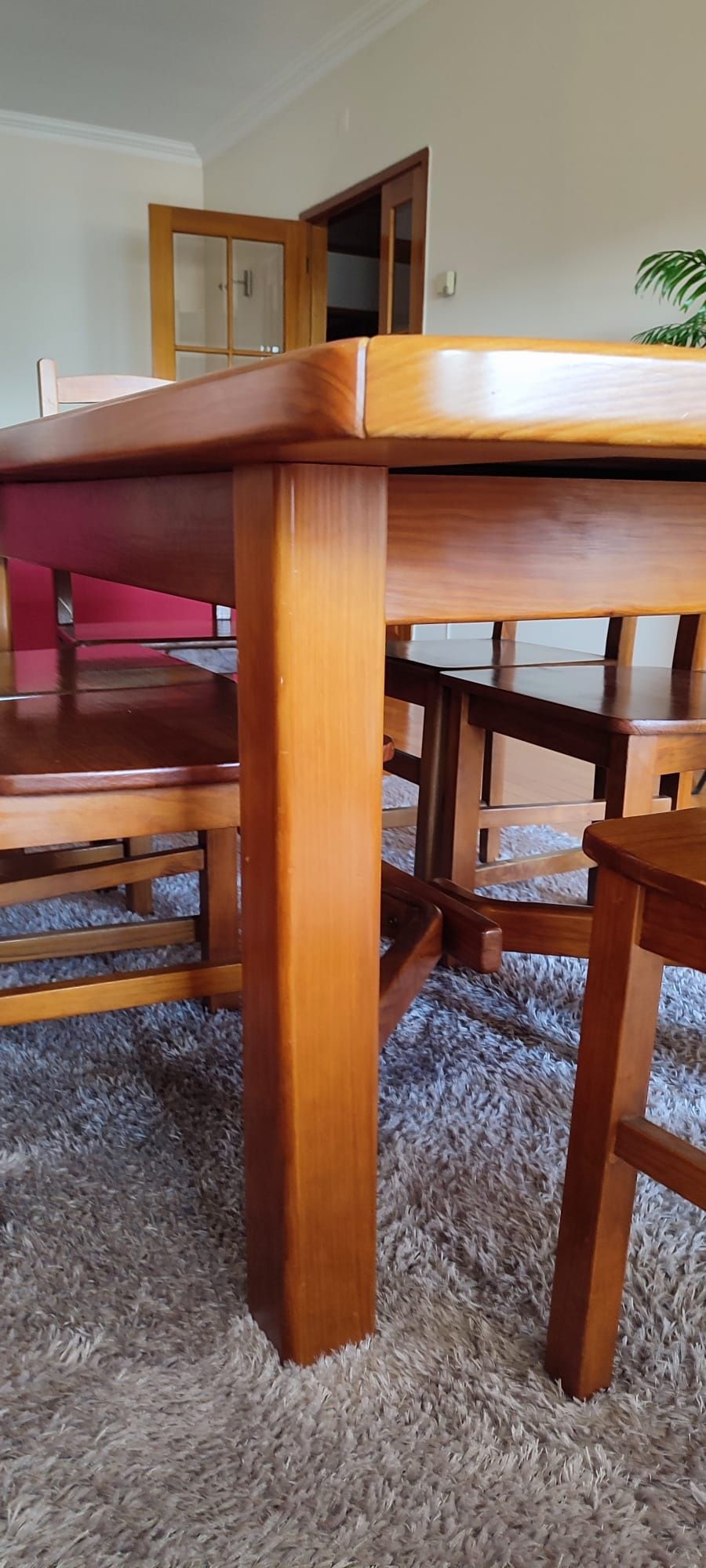 Mesa extensível de madeira de pinho
