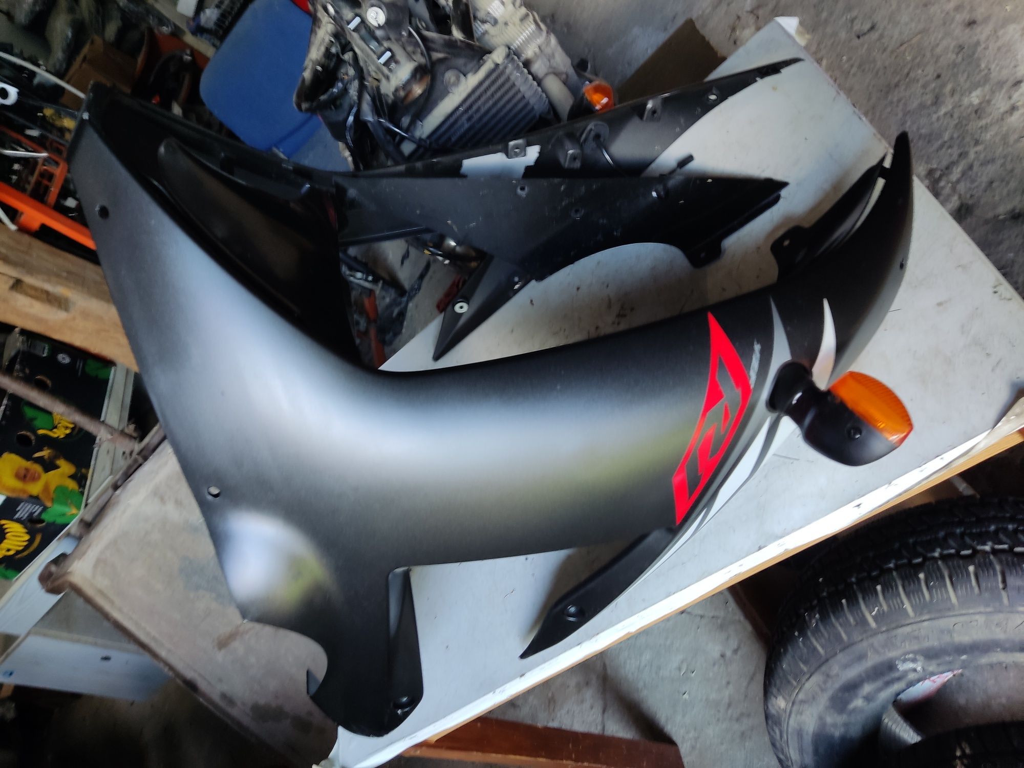 Yamaha R1 rn09 bok owiewka łącznik komplet