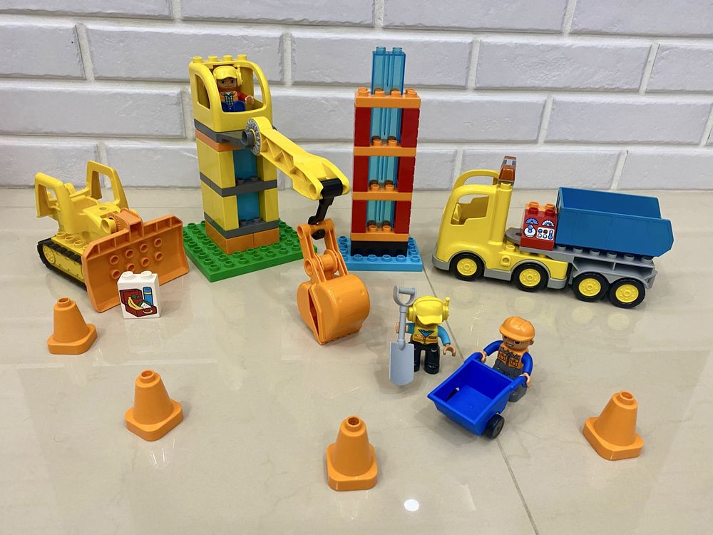 Lego Duplo 10525 (ферма), 10813,  (буд майданчик), поліція, гонщик