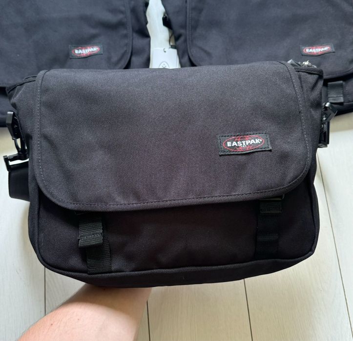 Сумка через плече EastPak Delegate 008 20L у 2-ох кольорах.