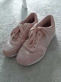 Różowe buty sportowe