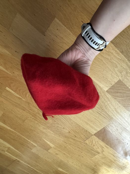 Beret francuski czerwony zimowy