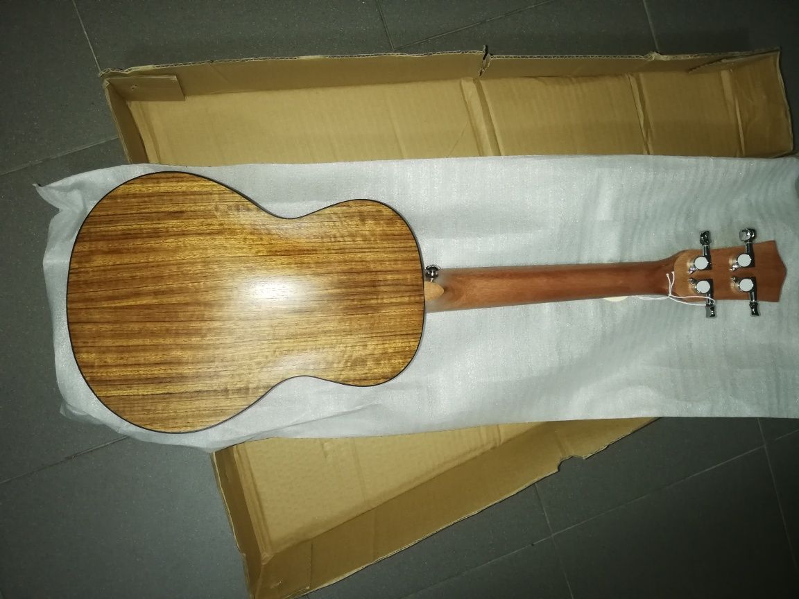 Ukulele tenor de madeiras nobres com estojo